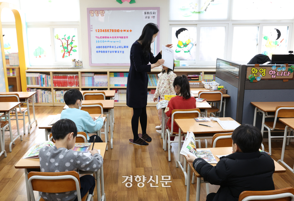 서울의 한 초등학교 교실에서 어린이들이 수업을 듣고 있다. 연합뉴스