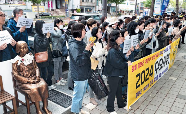 부산여성행동이 24일 동구 평화의 소녀상 앞에서 ‘일본군 위안부 문제 해결을 위한 100차 수요시위’를 진행하고 있다.  전민철 기자