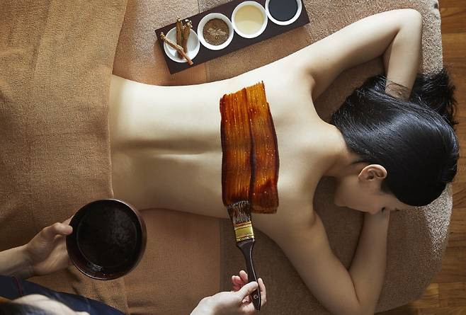 A woman receives red ginseng therapy at Spa 1899's Donginbi Daechi location in Gangnam, Seoul. (Korea Tourism Organization)