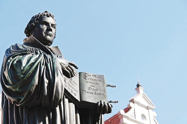 독일 비텐베르크 시청사에 세워진 종교개혁가 마르틴 루터의 동상. 그의 손에 독일어로 쓰여진 성경이 들려져 있다. 국민일보DB
