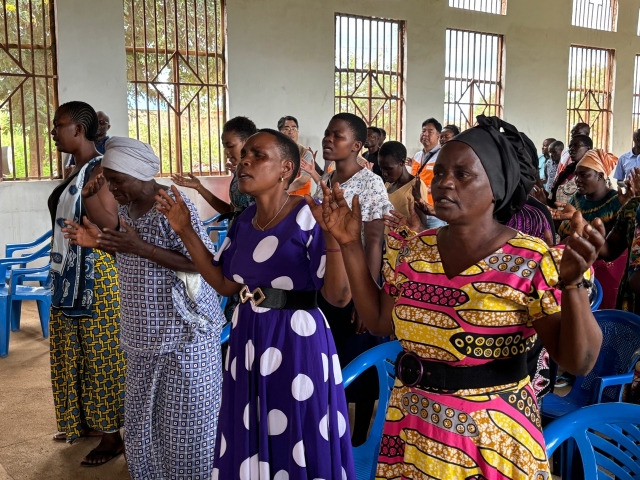 동아프리카 탄자니아 다발로 주민들이 에반젤리스트순복음교회에서 손을 들고 찬양하고 있다.