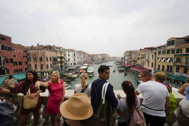이탈리아 베네치아를에방문한 관광객들이 지난해 9월 13일 리알토 다리에서 사진 촬영을 하고 있다. AP연합뉴스