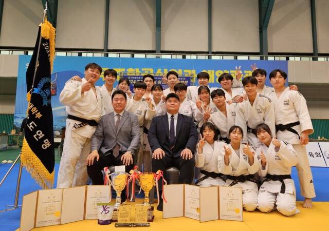 2024 춘계 전국남녀대학유도연맹전에서 남자 단체전 첫 우승과 여자 단체전서 준우승한 경기대 선수단이 시상식 후 기념촬영을 하고 있다. 경기대 제공