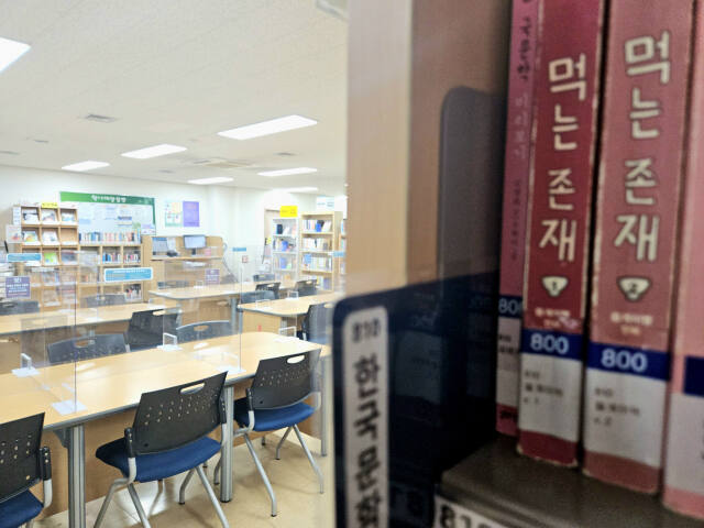 지난 21일 오후 인천 미추홀구 학익동 학나래도서관에는 사람 1명 없이 텅 비어있다. 경기일보DB