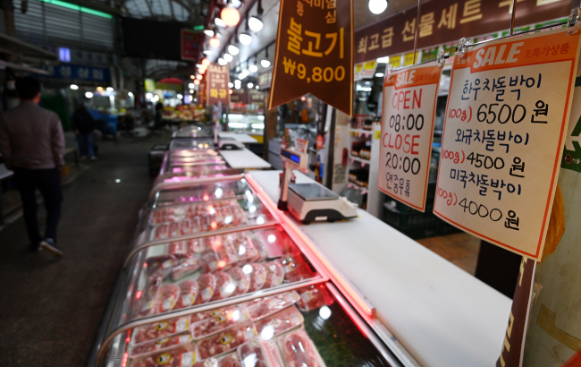 25일 오전 서울 강북구 수유시장의 한 정육점에 한우 가격표가 붙어 있다.  윤성호 기자