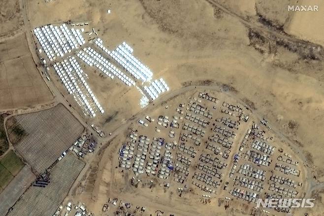[라파=AP/뉴시스] 막사 테크놀로지스가 제공한 위성 사진에 23일(현지시각) 가자지구 라파 인근에 텐트촌이 형성돼 있다. 이스라엘이 가자지구 라파에 공세를 준비하는 가운데 남부 일대에 텐트촌이 형성되고 있는 것으로 알려졌다. 2024.04.24.