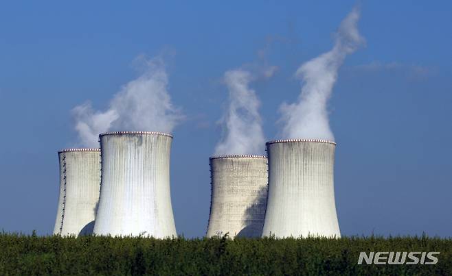 [두코바니(체코)=AP/뉴시스]지난 2011년 9월27일 체코 두코바니에 있는 두코바니 원자력발전소의 냉각탑 4개의 모습. 한국수력원자력(한수원)과 미국 웨스팅하우스, 프랑스 에드F 등 3개 에너지 회사가 체코 두코바니 원자력발전소의 최신 원자로를 건설하기 위해 경쟁할 것이라고 체코 당국이 30일 밝혔다. 2022.11.30