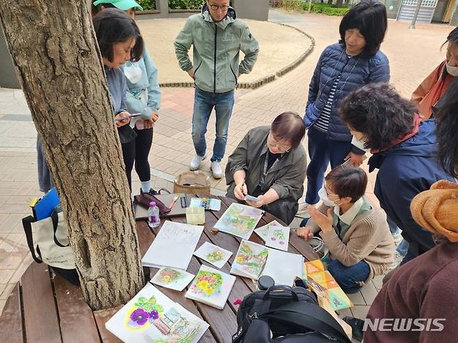[서울=뉴시스]서울시 서부공원여가센터는 5월 한 달간 보라매공원에서 정원의 모습을 그려보는 '공원 산책 드로잉' 프로그램을 운영한다고 25일 밝혔다. (사진=서울시 제공). 2024.04.25. photo@newsis.com