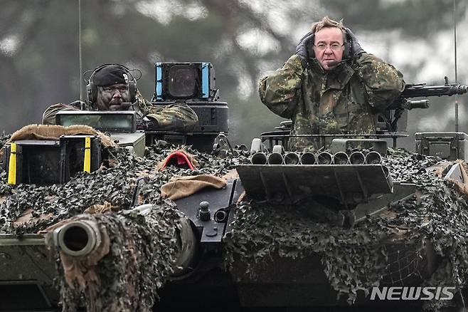 [아우구스트도르프=AP/뉴시스] 보리스 피스토리우스 독일 국방장관이 러시아가 우크라이나 전쟁에 필요량보다 많은 무기를 생산하고 있다며 팽창 가능성을 경고했다. 사진은 피스토리우스(오른쪽) 장관이 지난해 2월1일(현지시각) 독일 아우구스트도르프의 전차대대를 방문해 레오파르트2 전차에 탑승한 모습. 2024.04.25.