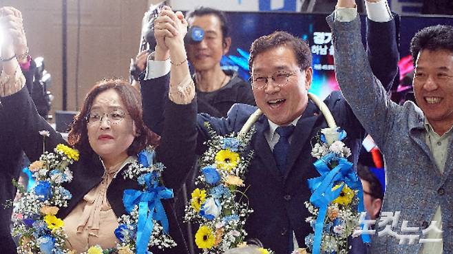 서귀포시 선거구에서 승리한 민주당 위성곤 당선인이 지지자들의 환호를 받고 있다. 고상현 기자