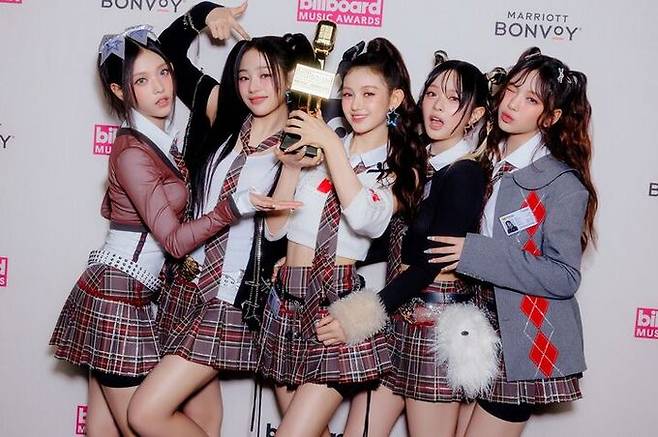 ‘2023 빌보드 뮤직 어워즈’ 뉴진스. 사진=뉴시스