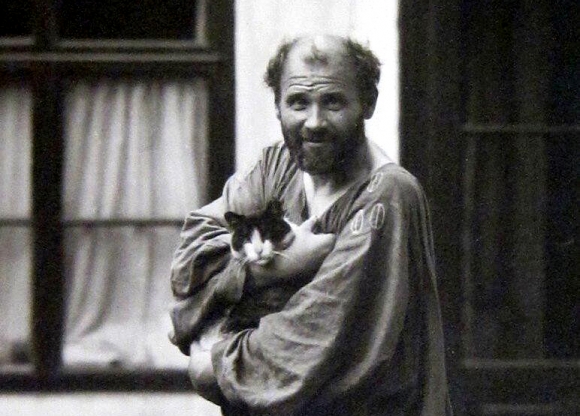 ‘키스’ 로 유명한 오스트리아의 상징주의 화가 구스타프 클림트(Gustav Klimt)는 작업실에서 열 마리 내외의 고양이와 함께 지냈다고 한다.