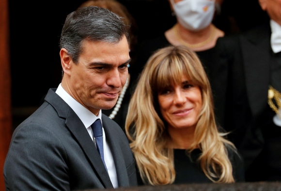 드로 산체스 스페인 총리와 그의 아내 마리아 베고냐 고메스가 2020년 10월 24일 바티칸에서 프란치스코 교황을 만난 후 떠나고 있다. 로이터 연합뉴스
