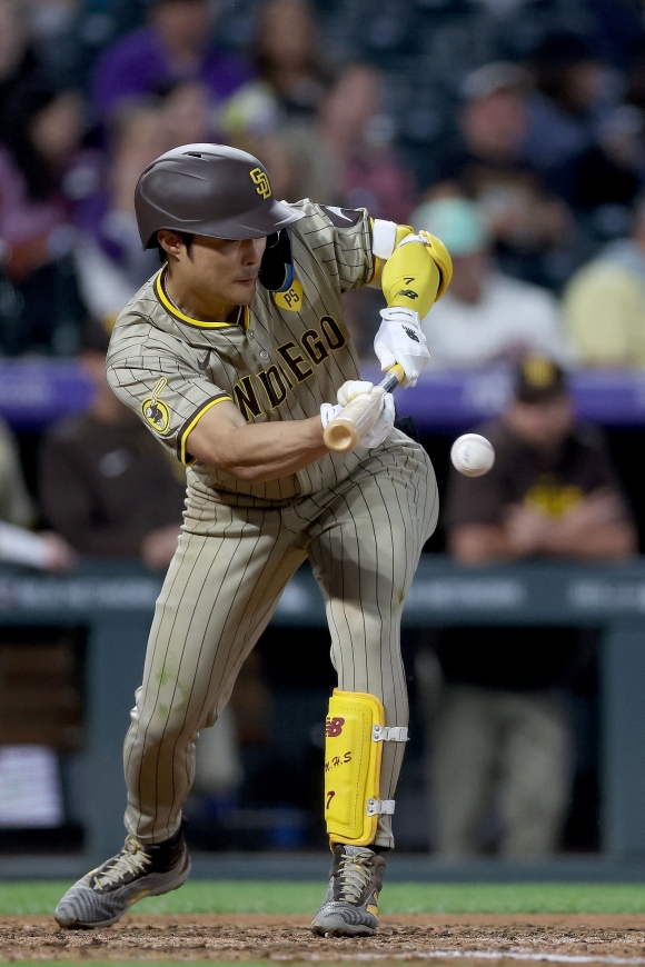 BBA-BBN-BBO-SPO-SAN-DIEGO-PADRES-V-COLORADO-ROCKIES - DENVER, COLORADO - APRIL 24: Ha-Seong Kim #7 of the San Diego Padres bunts against the Colorado Rockies in the sixth inning at Coors Field on April 24, 2024 in Denver, Colorado.   Matthew Stockman/Getty Images/AFP (Photo by MATTHEW STOCKMAN / GETTY IMAGES NORTH AMERICA / Getty Images via AFP)