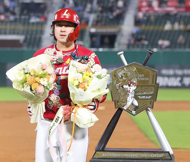 24일 사직 롯데전에서 KBO 통산 468번째 홈런을 친 최정이 기념사진 촬영을 하고 있다. 연합뉴스