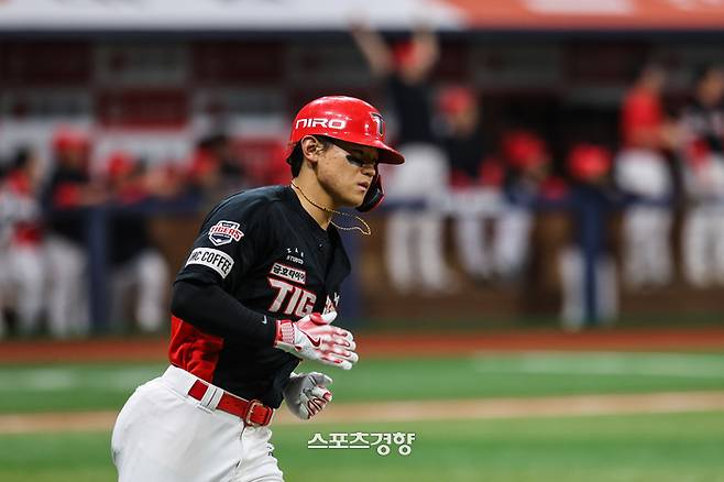 KIA 김도영이 지난 23일 키움전에서 시즌 9호 홈런을 친 뒤 달리고 있다. KIA 타이거즈 제공