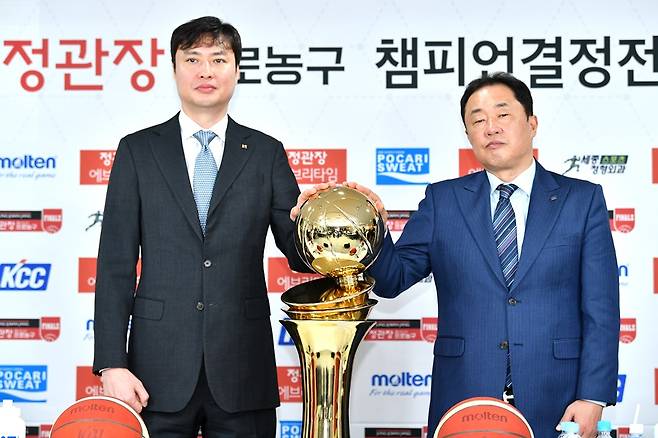 ▲ 송영진 감독과 전창진 감독(왼쪽부터) ⓒ KBL