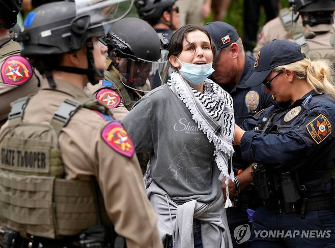 美텍사스대에서 경찰에 체포되는 친팔레스타인 시위대 (오스틴[美텍사스주] 로이터=연합뉴스) 미국 텍사스주 경찰이 24일(현지시간) 오스틴에 있는 텍사스대에서 열린 친팔레스타인 시위에 참여한 여성을 체포하고 있다. 2024.4.24
