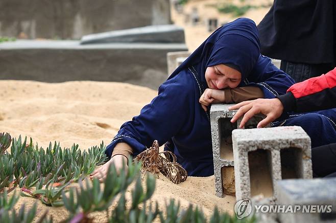 무덤 앞에서 오열하는 가자지구 여성 [AFP 연합뉴스. 재판매 및 DB 금지]
