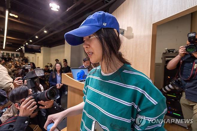 기자회견장 들어서는 민희진 어도어 대표 (서울=연합뉴스) 윤동진 기자 = 민희진 어도어 대표가 25일 오후 서울 서초구 한국컨퍼런스센터 열린 입장 발표 기자회견에 참석하고 있다. 2024.4.25 mon@yna.co.kr