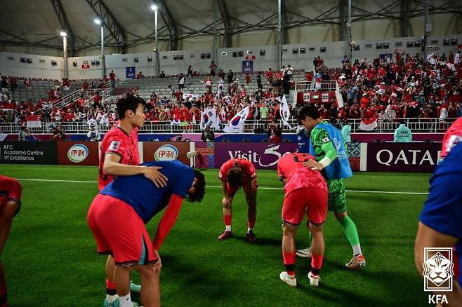 한국 U-23 축구대표팀 선수들이 26일(한국시간) 카타르 도하 압둘라 빈 칼리파 스타디움에서 열린 AFC U-23 아시안컵 한국과 인도네시아의 8강전애서 승부차기 끝에 패한 뒤 실망감을 감추지 못하고 있다. 사진=대한축구협회