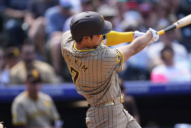 샌디에이고 파드리스 김하성이 콜로라도 로키스를 상대로 시즌 4호 홈런을 터뜨리고 있다. 사진=AP PHOTO