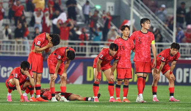 25일(현지시간) 카타르 도하 압둘라 빈 칼리파 스타디움에서 열린 2024 아시아축구연맹(AFC) U-23 아시안컵 8강전 대한민국과 인도네시아의 경기, 승부차기에서 10-11로 패배하며 올림픽 본선 진출이 좌절된 한국 선수들이 아쉬워하고 있다. 사진=뉴시스