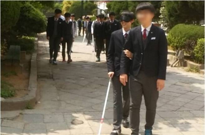 경기도의 모 고등학교에서 학생들이 시각장애인 체험을 하고 있다. *이 사진은 기사와 무관 [사진=한국시각장애인연합회]