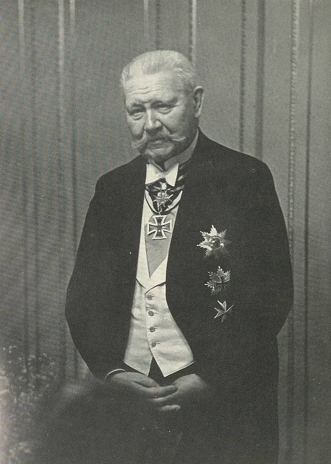 파울 폰 힌덴부르크(출처: Erich Salomon, 흑백사진(1934), Wikimedia Commons, Public Domain)