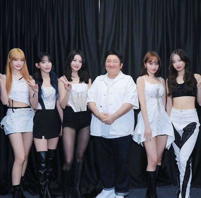 방시혁 빅히트 의장과 빅히트 레이블인 쏘스뮤직 소속 르세라핌. (방시혁 인스타그램 갈무리)