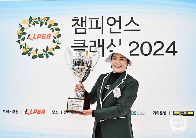 한국여자프로골프(KLPGA)투어에서 2승을 올린 최혜정(40)이 챔피언스투어 데뷔전에서 정상에 올랐다. (KLPGA 제공)