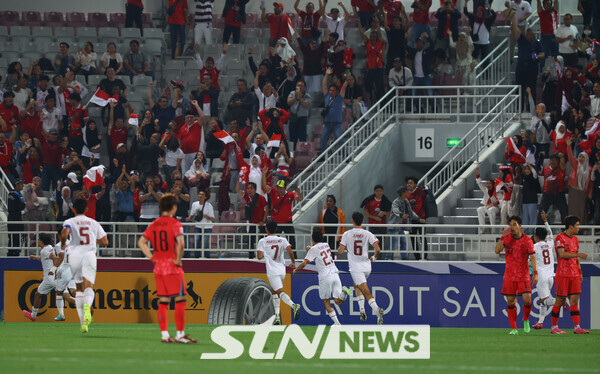 25일(현지시간) 카타르 도하 압둘라 빈 칼리파 스타디움에서 열린 2024 아시아축구연맹(AFC) U-23 아시안컵 8강전 대한민국과 인도네시아의 경기, 선취골을 넣은 인도네시아 라파엘 스트라윅과 선수들이 기뻐하고 있다. 사진┃뉴시스