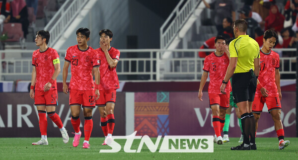 25일(현지시간) 카타르 도하 압둘라 빈 칼리파 스타디움에서 열린 2024 아시아축구연맹(AFC) U-23 아시안컵 8강전 대한민국과 인도네시아의 경기. 대한민국 선수들의 모습. 사진┃뉴시스