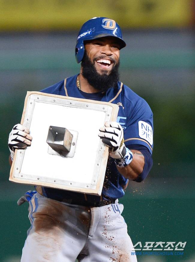 2015년 40홈런-40도루 달성 후 베이스를 뽑아 들고 기뻐하는 테임즈. 스포츠조선DB