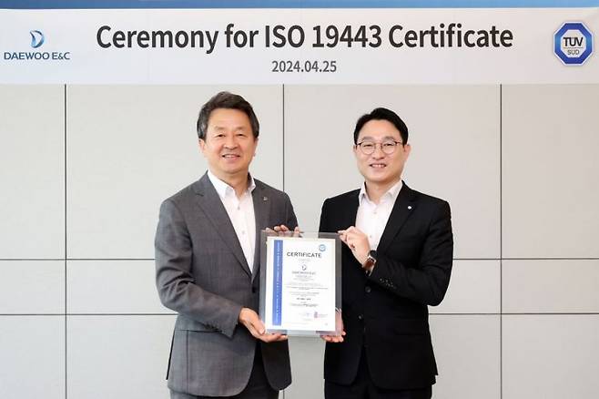 ISO 19443 인증서 수여식에 참석한 대우건설 백정완 대표이사(왼쪽)와 T?V S?D Korea 서정욱 대표이사(오른쪽)