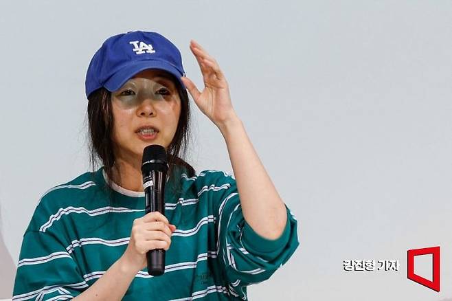 민희진 어도어 대표가 25일 서울 서초구 한국컨퍼런스센터에서 모회사 하이브와의 갈등 사태와 관련해 입장 발표를 하고 있다. 앞서 하이브는 민희진 대표 등 어도어 경영진에 대한 중간 감사 결과를 발표하고, 이들을 업무상 배임 등 혐의로 고발한다고 밝혔다. 사진=강진형 기자aymsdream@