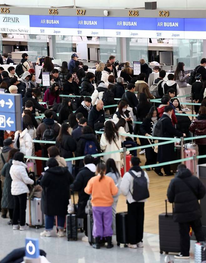 지난해 12월22일 인천국제공항 1터미널 출국장에서 일본으로 향하는 여행객들이 탑승 수속을 하고 있다. [이미지출처=연합뉴스]