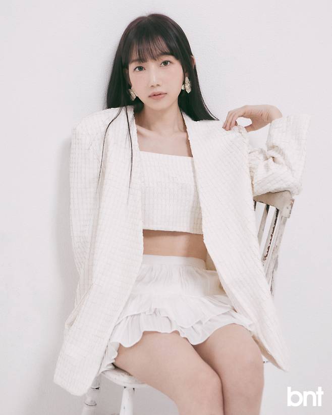 톱과 재킷은 파리지앵교토트립 제품.