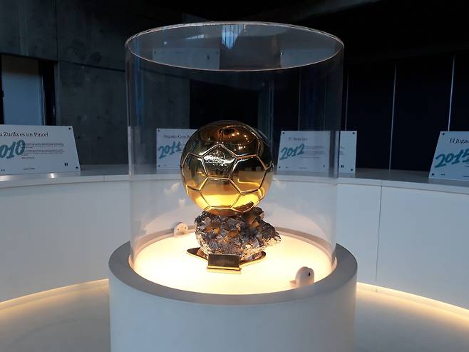 리오넬 메시가 2019년 아르헨티나 로사리오의 산타페 스포츠 박물관에 기증한 발롱도르 트로피. /서유근 특파원