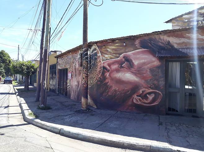 리오넬 메시의 고향 아르헨티나 로사리오 라 바하다 마을 일대에 그려져 있는 메시 관련 벽화. /서유근 특파원
