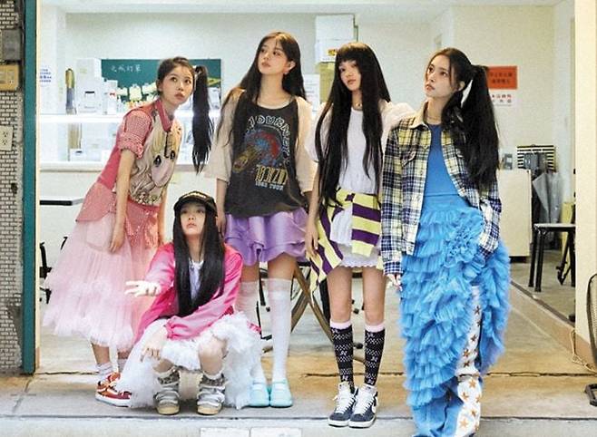 지난달 25일 데뷔 직후부터 ‘뉴진스와 콘셉트가 비슷하다’는 의혹이 제기된 신인 걸그룹 아일릿. 민희진 대표는 25일 “두 그룹 간 유사성에 대한 문제 제기에 하이브가 마타도어 보복전을 펼치고 있다”고 주장했다. /빌리프랩