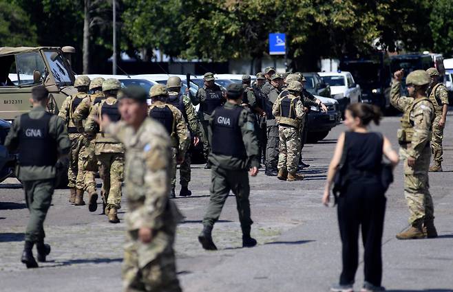 지난달 19일(현지 시각) 아르헨티나 로사리오에서 '마약 밀매와의 전쟁'을 위해 투입된 연방군 장병들이 군 물자를 호송하고 있다. /AFP 연합뉴스