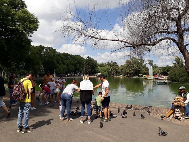아르헨티나 산타페주 로사리오의 시내에 위치한 공원에서 시민들이 여가를 즐기고 있다. /서유근 특파원