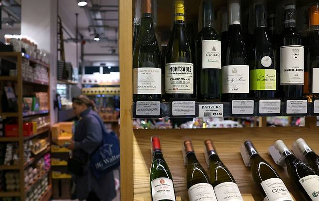 지난달 영국 런던의 한 상점에 프랑스산 와인이 진열돼 있는 모습./로이터 연합뉴스