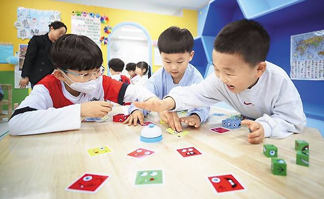 지난 22일 오후 경기 김포시 우리아이행복돌봄센터 선수점에서 초등학교 1학년 3명이 ‘표정 블록 맞추기’ 보드 게임을 하고 있다. 이 센터는 오후 2시부터 오후 7시까지 초등학생들을 대상으로 다양한 방과 후 돌봄 프로그램을 제공한다. /장련성 기자