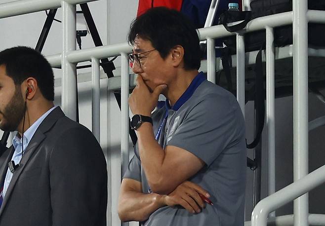 26일 카타르 도하 압둘라 빈 칼리파 스타디움에서 열린 2024 아시아축구연맹(AFC) U-23 아시안컵 8강전 대한민국과 인도네시아의 경기, 연장전반 퇴장당한 한국 황선홍 감독이 관중석에서 경기를 지켜보고 있다./뉴시스