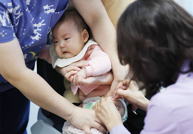지난해 12월 7일 오전 서울 시내의 한 소아과에서 아기가 독감 접종을 받고 있다. /뉴스1