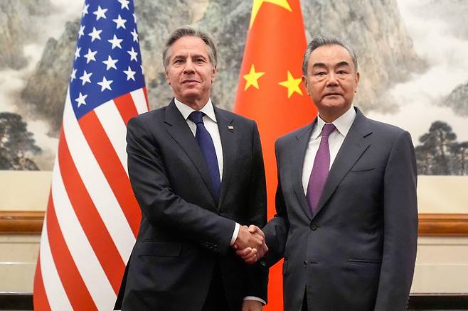 중국을 방문한 토니 블링컨 미국 국무장관(왼쪽)이 26일 베이징 댜오위타이 국빈관에서 왕이 외교부장을 만나 악수하고 있다. 블링컨 장관은 조만간 시진핑 국가주석과도 만날 것으로 알려졌다. /AFP 연합뉴스