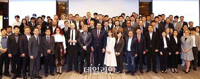 대한무역투자진흥공사(KOTRA)는 폴란드 투자무역청과 함께 지난 25일 서울 웨스틴 조선 호텔에서 ‘한-폴란드 비즈니스 포럼 2024’를 개최했다. 참석자들이 기념촬영을 하고 있다.ⓒKOTRA