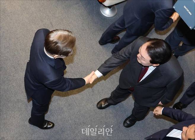 윤석열 대통령(오른쪽)이 2023년 10월 31일 오전 국회 본회의장에서 내년도 정부 예산안에 대한 시정연설을 마친 뒤 퇴장하며 이재명 더불어민주당 대표와 악수하고 있다. ⓒ데일리안 홍금표 기자